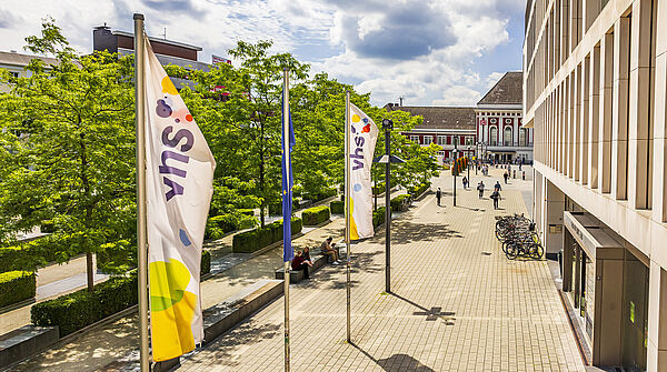 Foto zeigt Fahnen der vhs vor dem Gebäude Heinrich-von-Kleist-Forum
