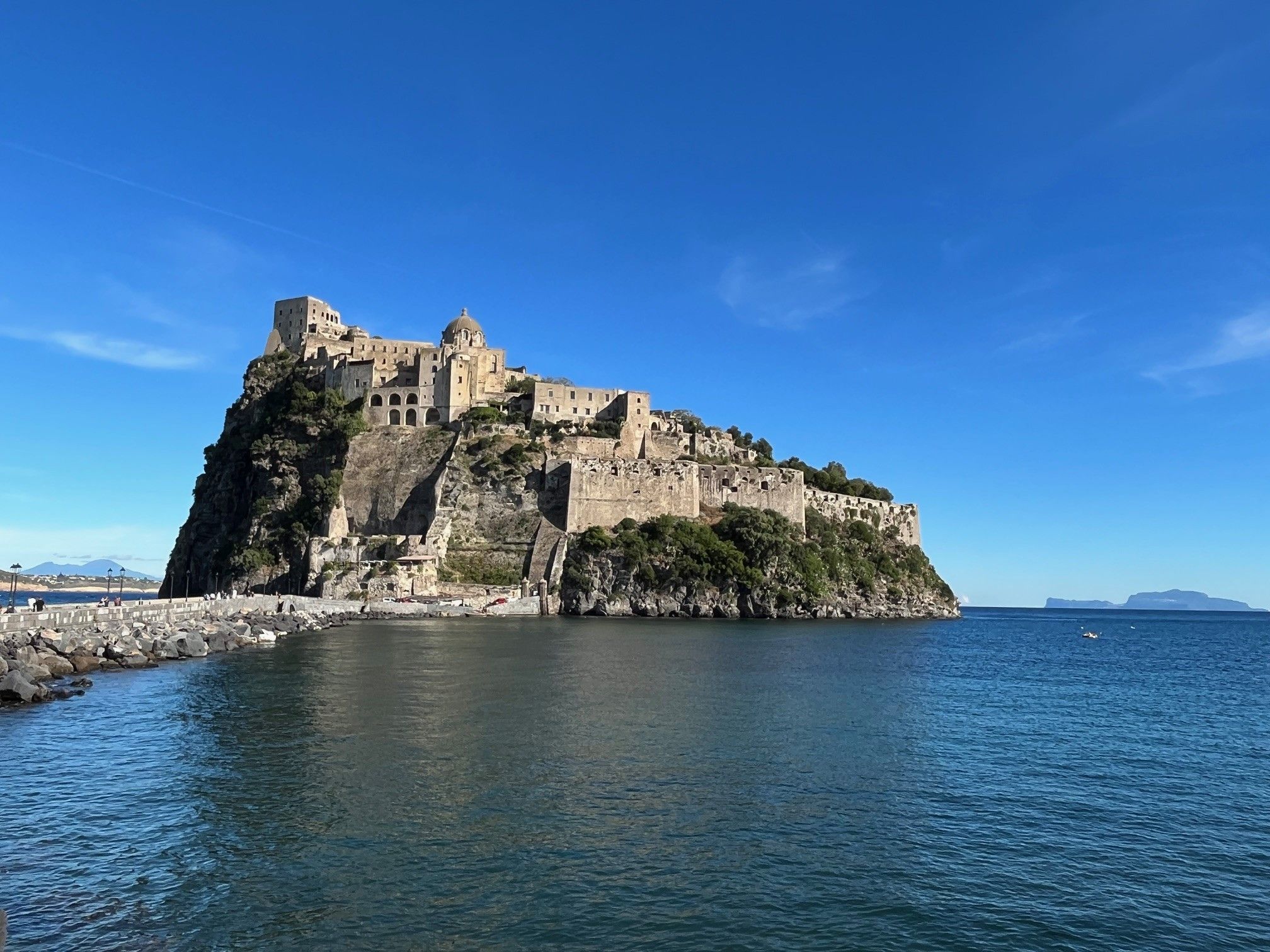 Castello Aragonese auf Ischia. Links der Vesuv und rechts Capri.